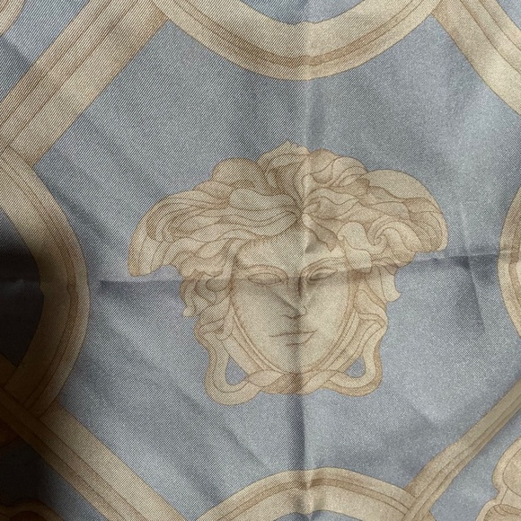 Versace silk scarf - Picture 3 of 8